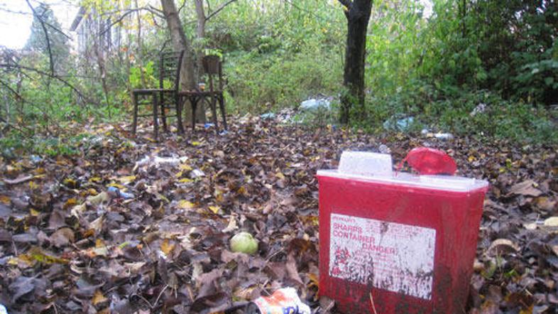 Kljub odbijajočemu videzu je polno dokazov o pogostih obiskih.