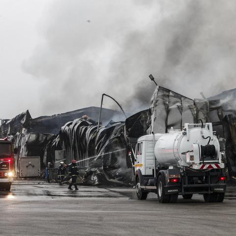 grčija požar tovarna piškotov