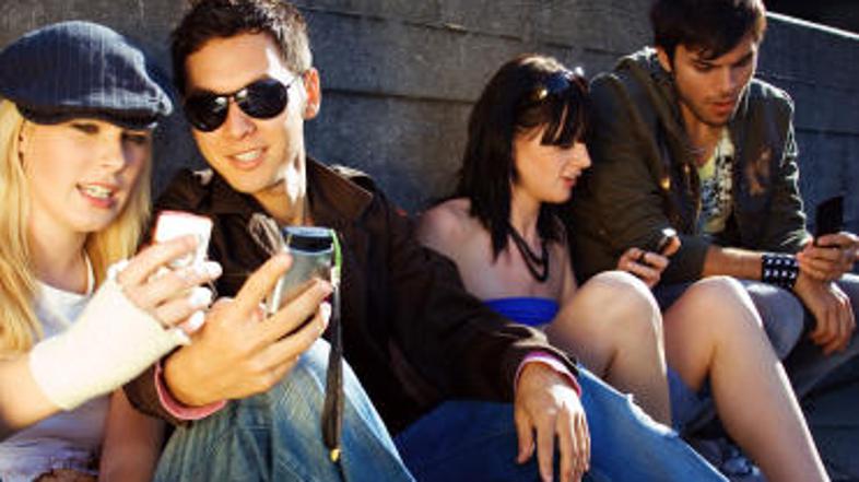 Francija bo na osnovnih šolah prepovedala uporabo mobilnih telefonov.