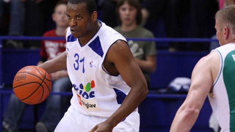 Alvin Snow bo še eno leto nosil domžalski dres.