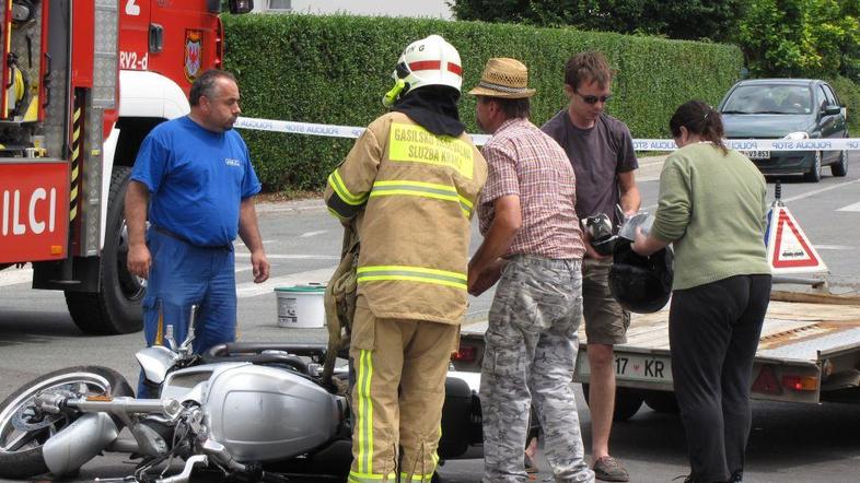 prometna nesreča motorist križišče trčenje policisti