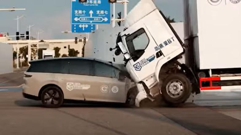 Test trčenja kitajskega modela i8 in tovornjaka