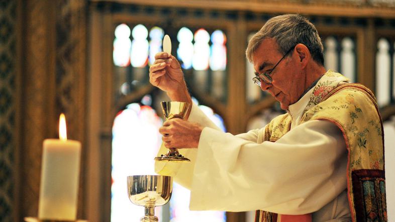 maša cerkev duhovnik