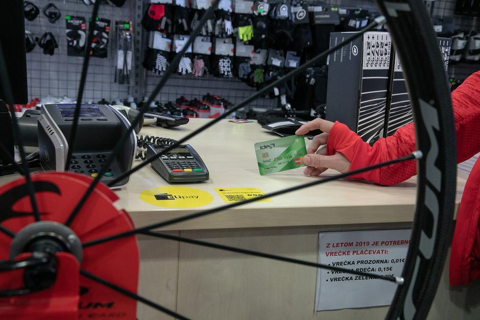 Sber banka kartica in kolesarji | Avtor: Saša Despot