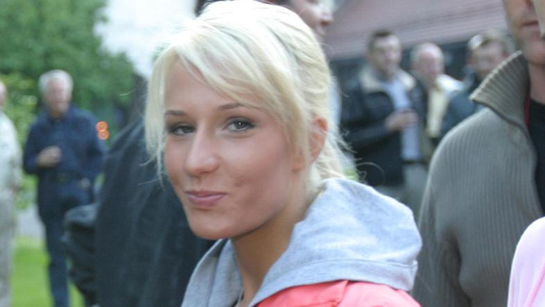 Alma ima rada tako tračarske revije kot resne časopise.