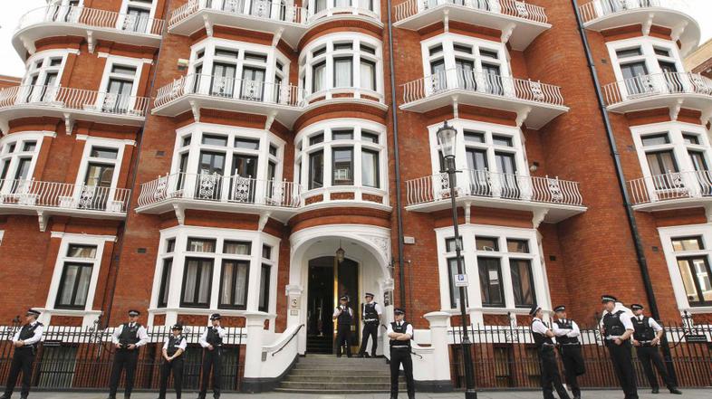 Ekvadorsko veleposlaništvo v Londonu, pred katerim policisti "čakajo" Assangea