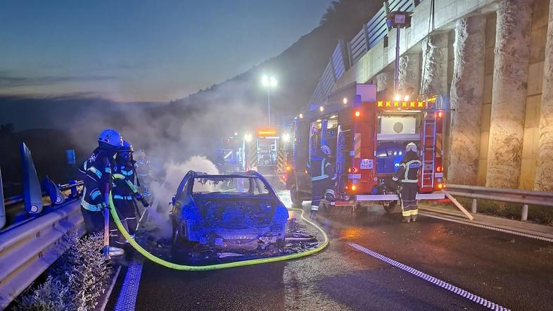 Požar avtomobila na vipavski hitri cesti
