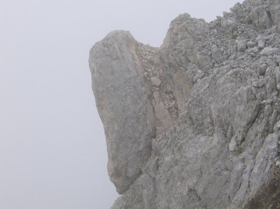 Zapora poti na Razor