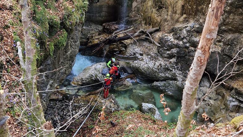 Reševanje otroka in očeta iz korit Mostnice