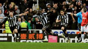 Cheik Tiote Kevin Nolan Jonas Gutierrez Emmanuel Eboue gol zadetek veselje prosl