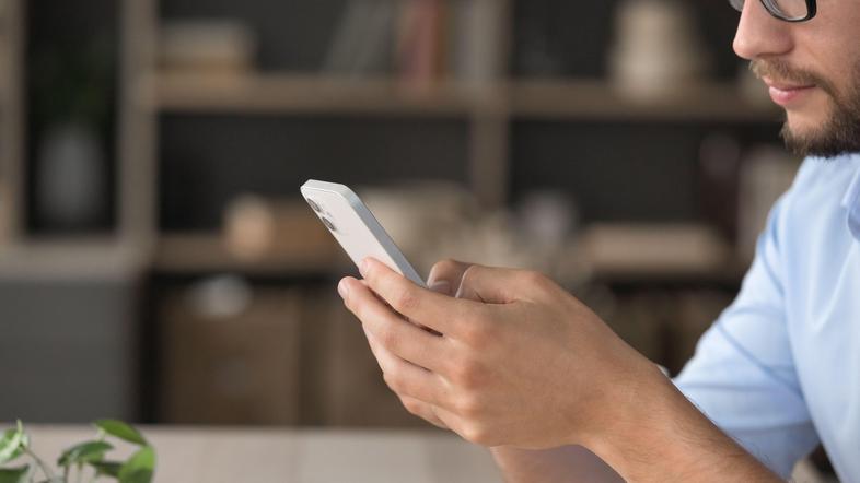 moški mobilni telefon