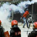 Policija je protestnike razgnala s solzivcem.