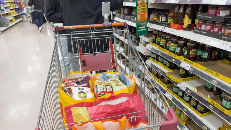 nakupovalni voziček poln hrane v trgovini