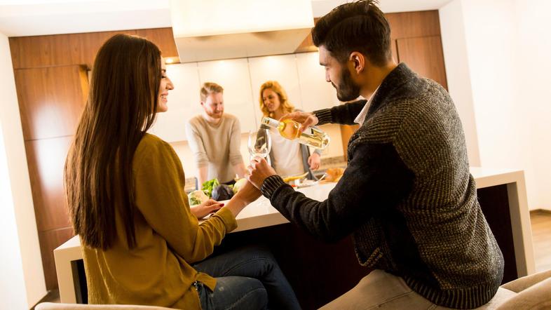 barski stoli, barska miza, oprema, kuhinja, dom