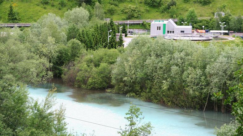 Barva onesnažene Save Dolinke pod čistilno napravo (Foto: Andraž Sodja)