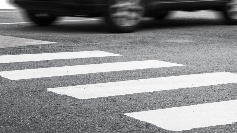 Prehod za pešce in avtomobil
