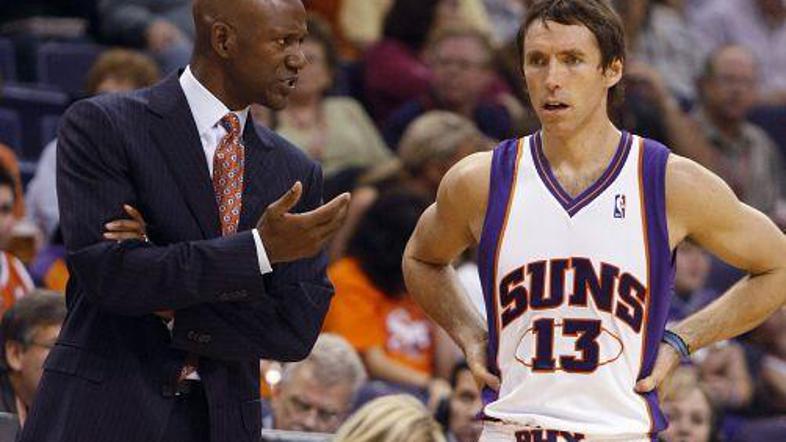 Steve Nash je po incidentu proti Houstonu in izključitvi ponovno vodil svoje moš