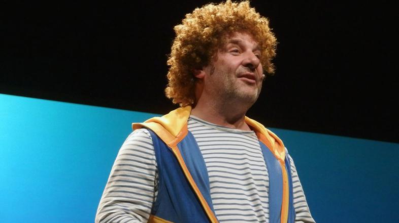 Bojan Emeršič Mulc vas gleda predstava