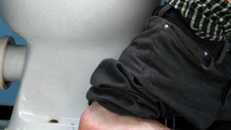 Obtičal je na javnem stranišču.