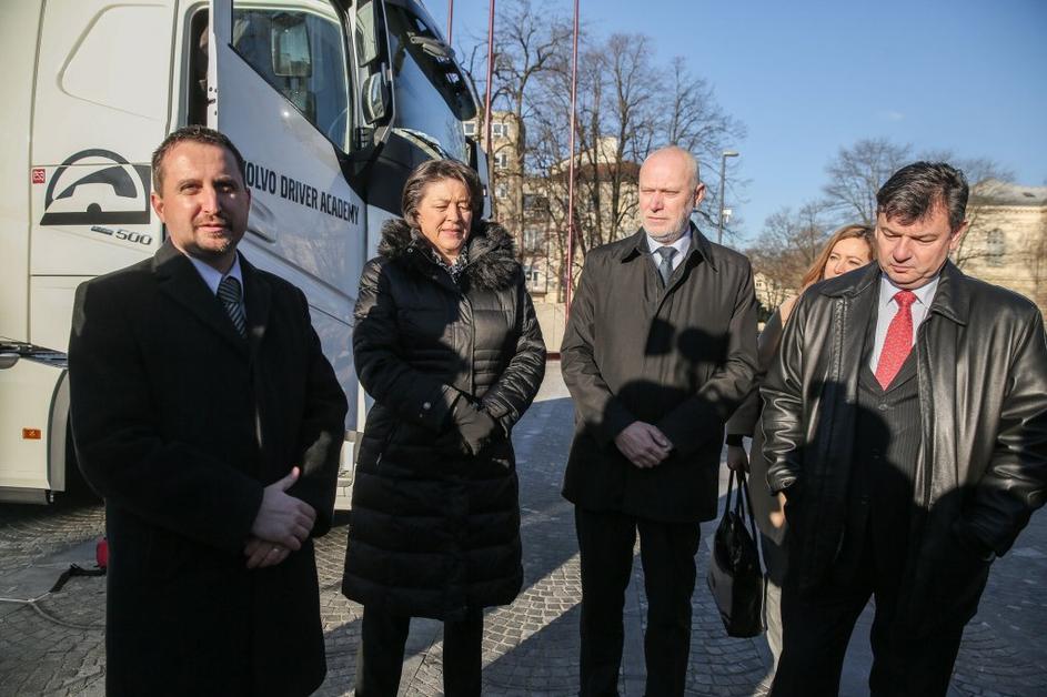 vozilo z vgrajeno alkoholno ključavnico