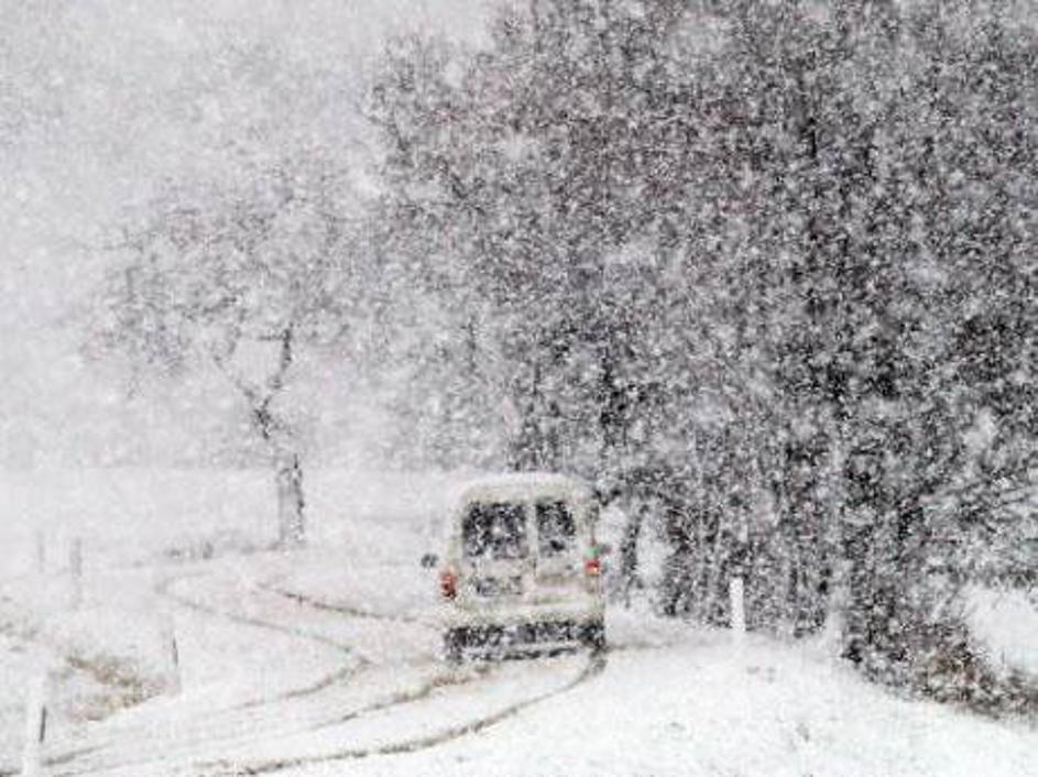 V dopoldanskih urah je ponekod po državi rahlo snežilo, vendar sneg ni povzročal
