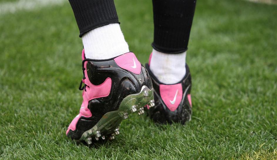 Liga Nfl podpira mesec boja proti raku na dojkah in tako nosijo roza kopačke, tr