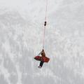 Johna Kucero po padcu v Lake Louisu peljejo v bolnišnico. (Foto: AFP)