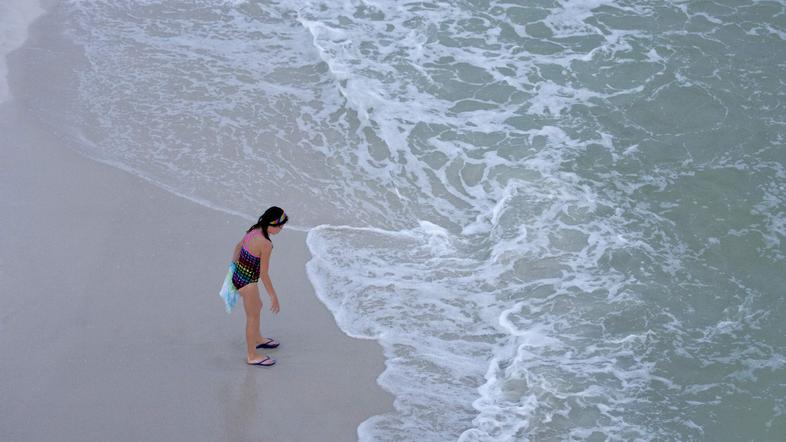 Nafta je že nevarno blizu obale Floride, a so jo za zdaj zajezili s pregradami. 