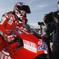 Casey Stoner v Valencii lovi že tretjo zaporedno zmago. FOTO: Reuters