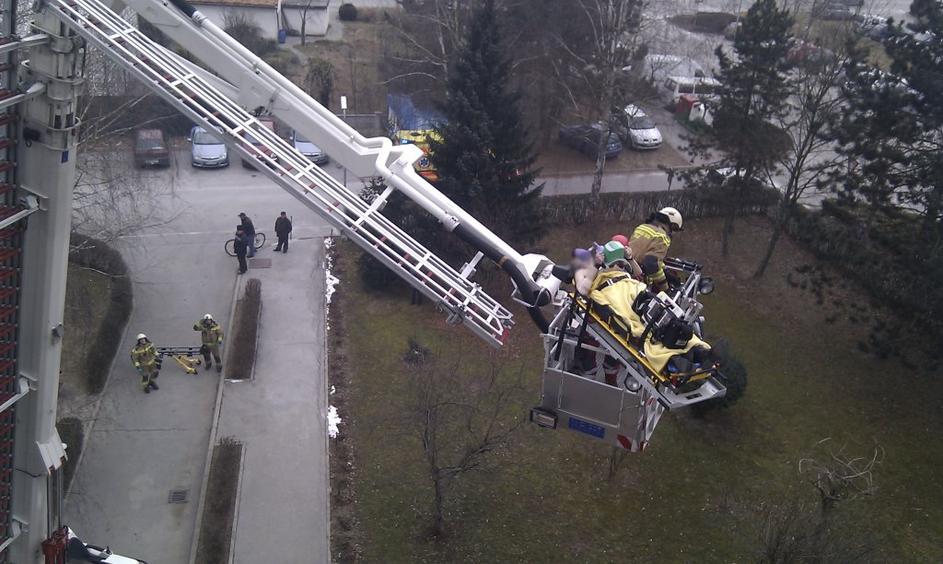 Reševanje obolelega z dvigalom