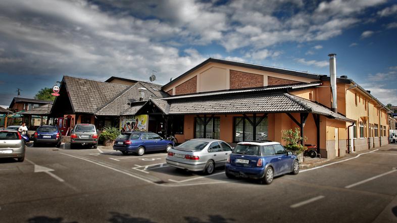 Glavni Konex center (v njem so dvorane za badminton, fitnes, skvoš in aerobiko t