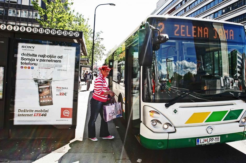 Ljubljana 18.05.2013 mestni avtobus, proga 2, trola, mestni javni prevoz, postaj | Avtor: Saša Despot