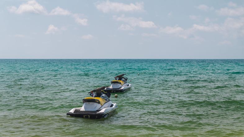 vodni skuterji ob plaži na Koh Samui Tajska