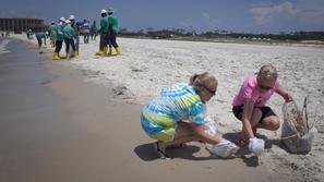 Naftni madež je po obali Louisiane, Alabame in Mississippija v sredo skoraj dose