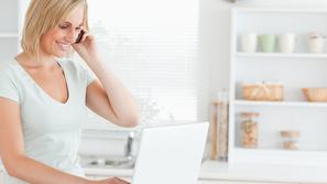 Računalnik,  ženska, telefon, internet