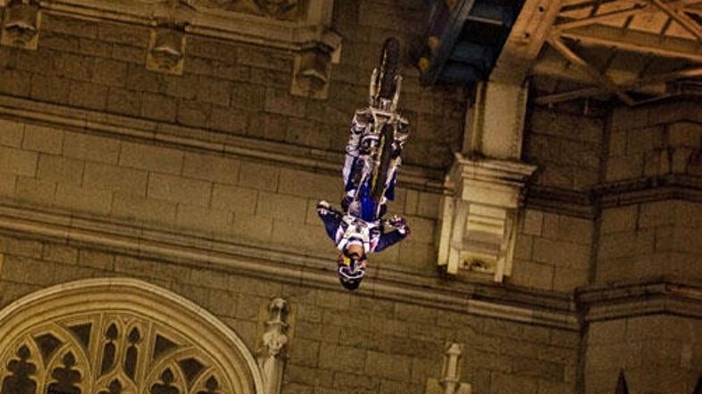 Maddison med skokom čez Tower Bridge.