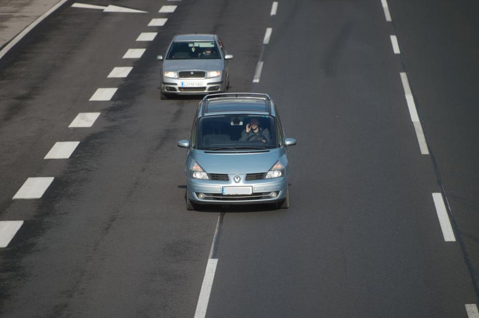 telefoniranje med vožnjo | Avtor: Anže Petkovšek