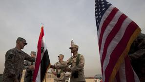 Menjava zastav v Iraku ob odhodu Američanov.