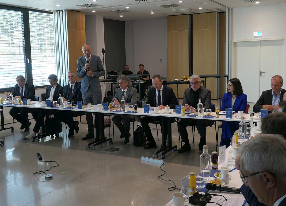 Robert Golob, srečanje ministrov s predstavniki avtomobilske industrije | Avtor: Matija_Janežič