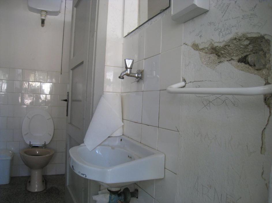 Razbito, vlažno, dotrajano a čisto.