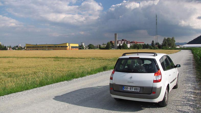 Makadamski odsek, dolg okoli 200 metrov, olajša dostop do Zlatega polja. (Foto: 