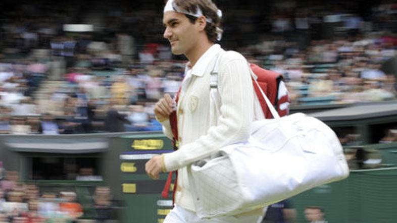 Kljub prekinitvi je Roger Federer še 64-ič zaporedoma s svete trave "sestopil" k