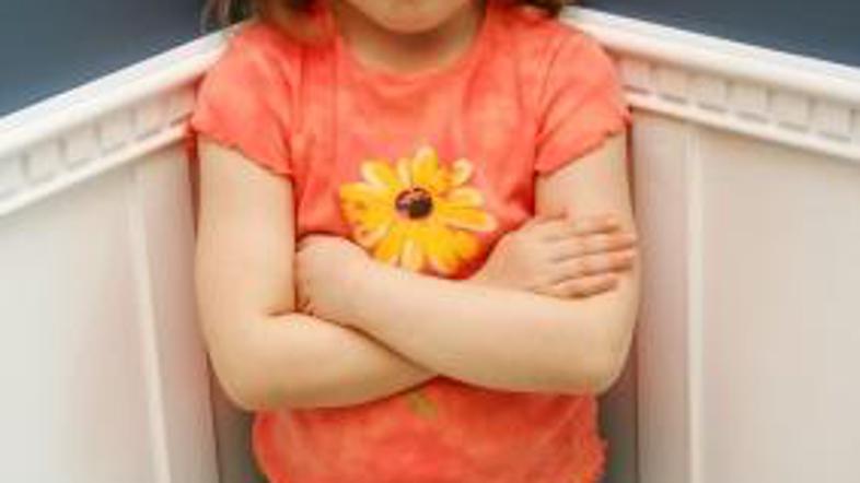 Otroci, ki jih starši vzgajajo z udarci, težje ločujejo, kaj je prav in kaj ne, 