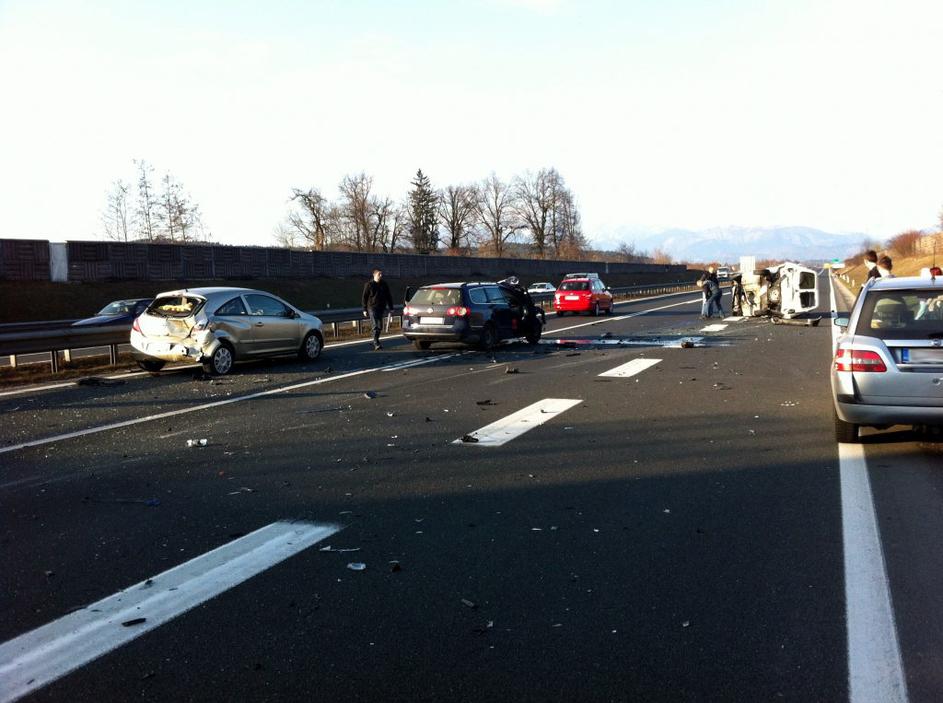 Nesreča na avtocesti v bližini Ljubljane