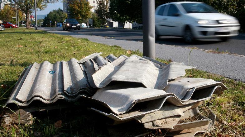 Azbestno kritino naj bi Igor Fijan oškodovancem menjal za 30 odstotkov ceneje ko