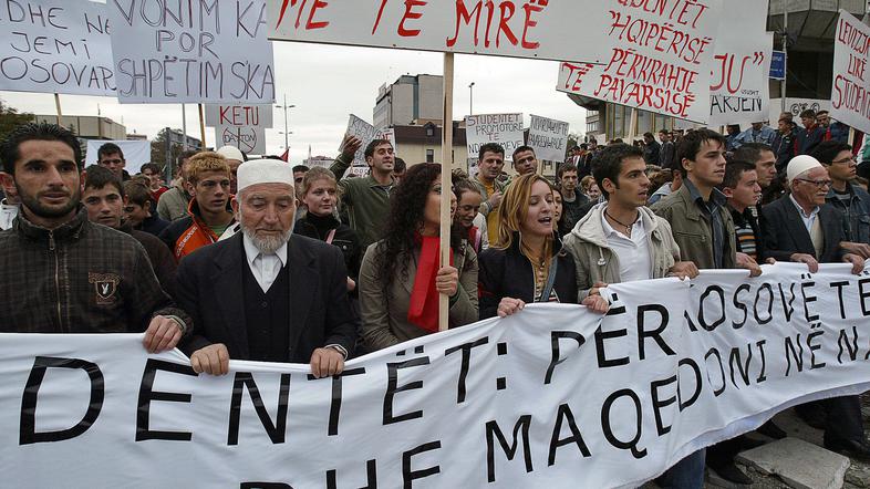 Makedonski Albanci so protestirali proti destabilizaciji Kosova.