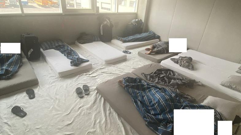 Bivalni pogoji 12 delavcev.