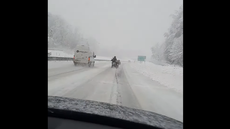 Motorist na avtocesti.