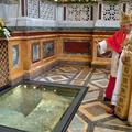 Papež Benedikt XVI. je pojasnil, da je na sarkofagu izjemno natančno narejena lu