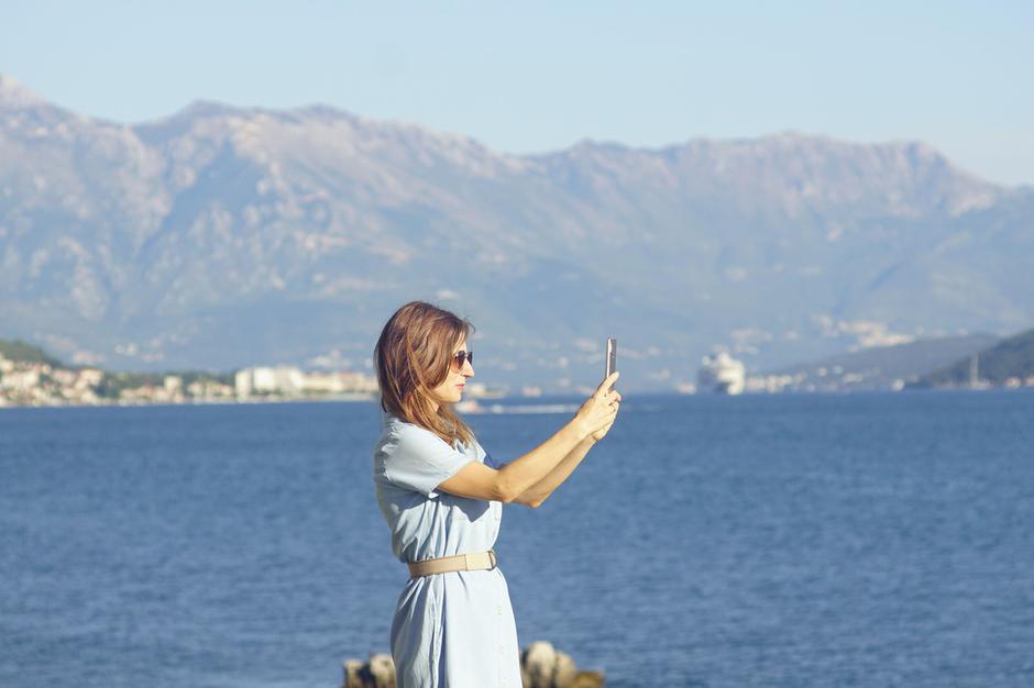 turistka se slika ob vodi Kotor | Avtor: Profimedia